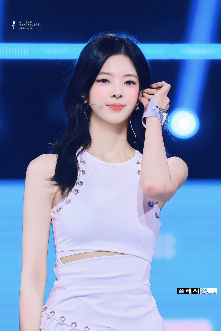 있지 리아 타이트한 탑 의상
