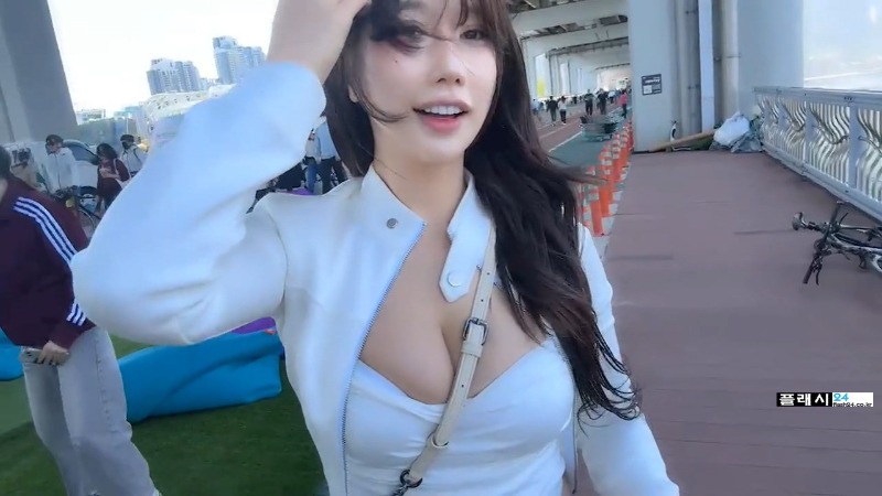 노림수 가득한 그릴래영 야외 크로스백