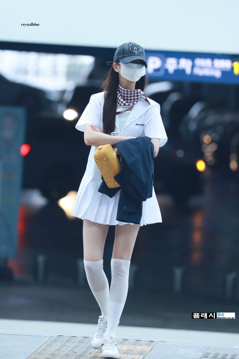 250419-Wonyoung-at-ICN-departure-2.jpg
